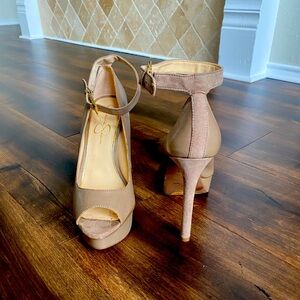 Jessica Simpson pumps 8